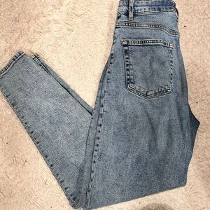 The perfect medium wash HM jeans 
Length 39 in